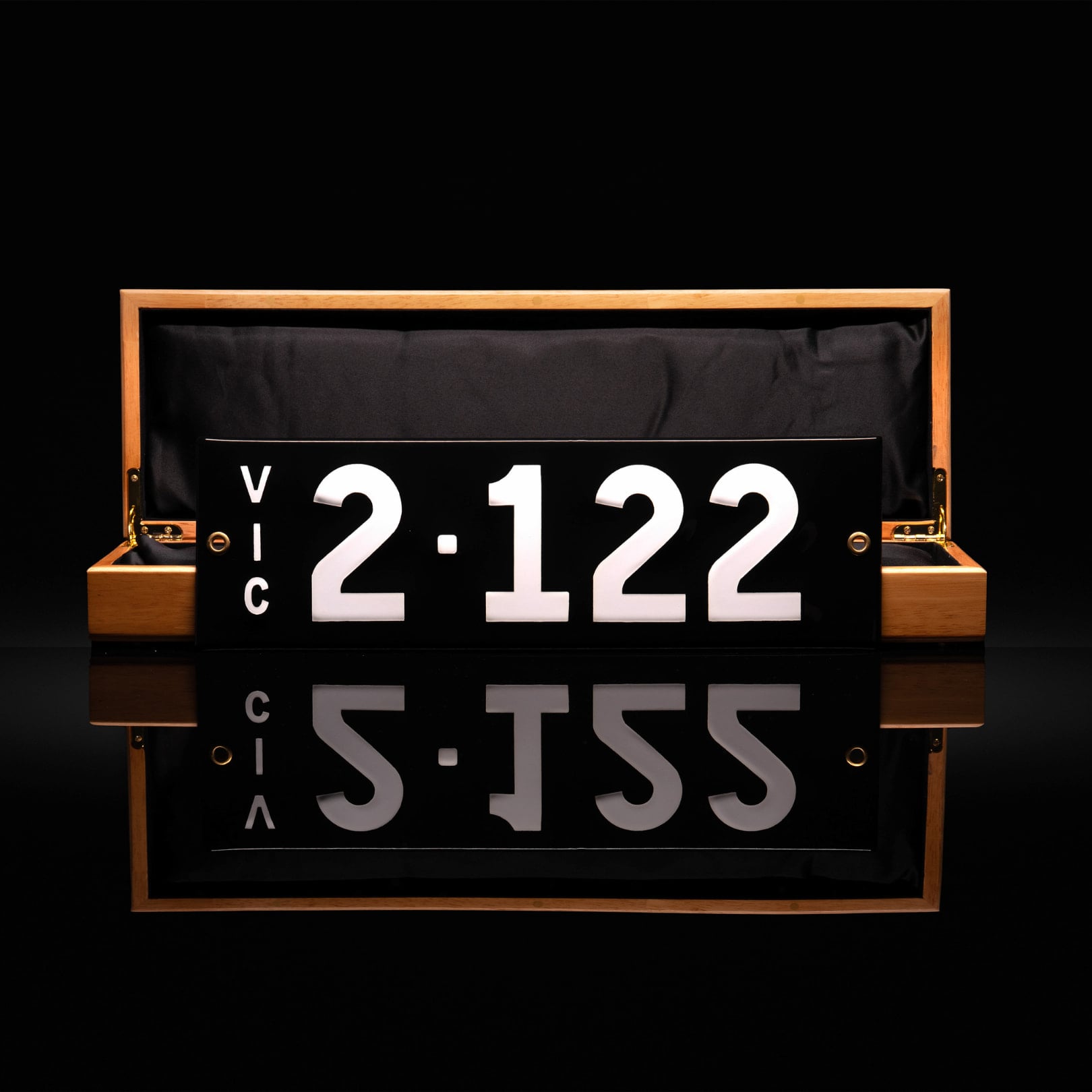 Heritage number plate displaying 825